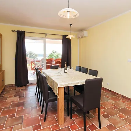 4 Bedroom Lovely In Supetarska Draga