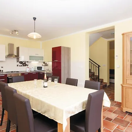 4 Bedroom Lovely In Supetarska Draga