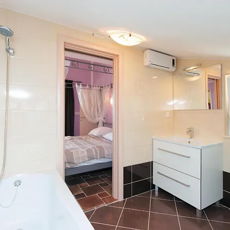 Holiday home 4 Bedroom Lovely In Supetarska Draga